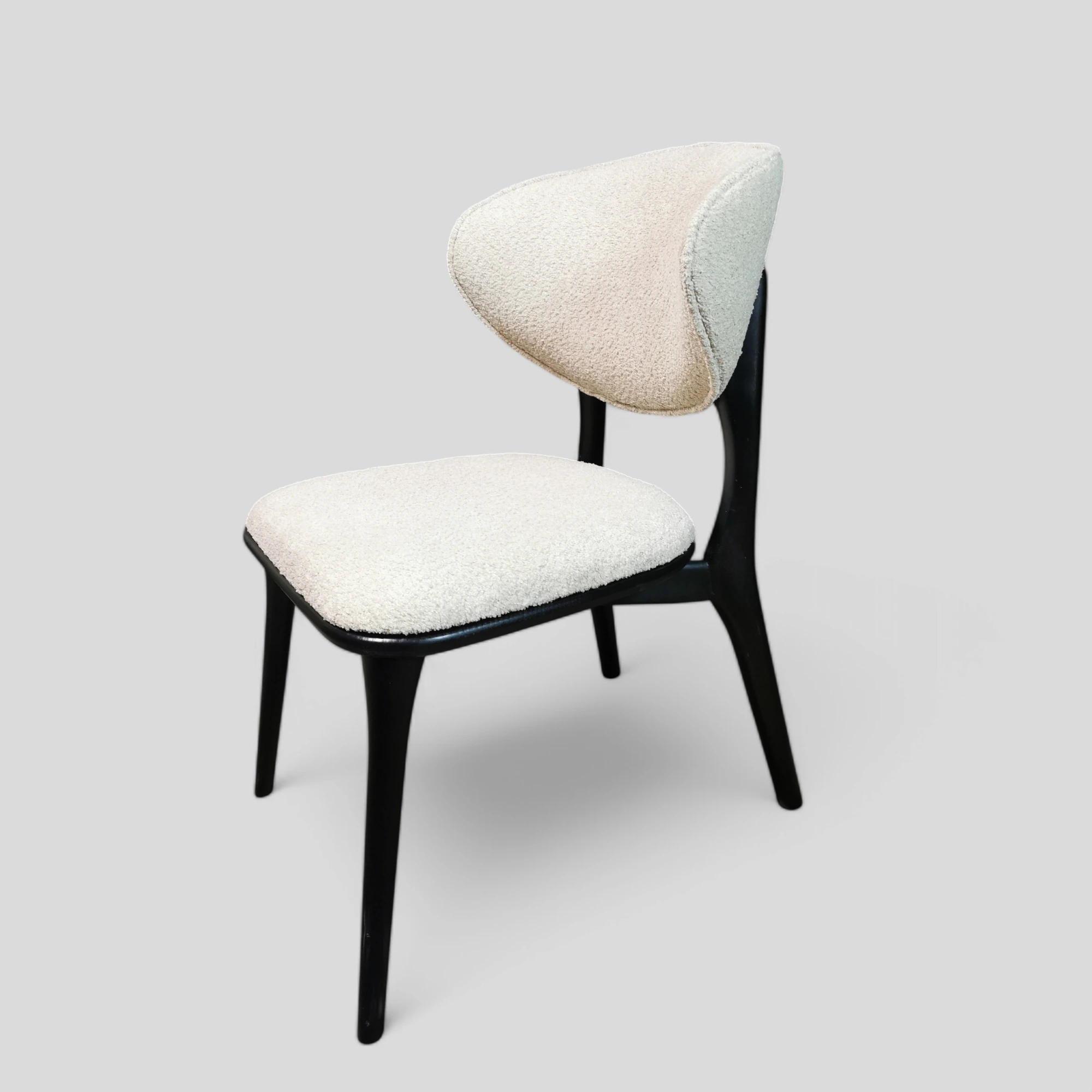 stolica u bukle štofu. Stolica je mid century modern stil.